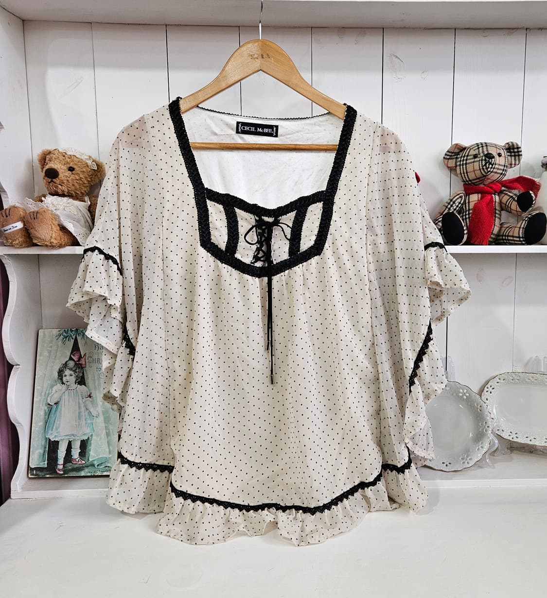 (CECIL McBEE) 도트 쉬폰 레이스 케이프 블라우스 상품이미지1