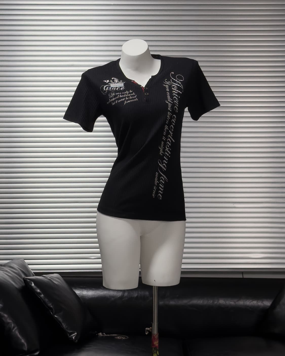 {UNKNOWN} Slim Fit Vertical Lettered Tee 상품이미지1