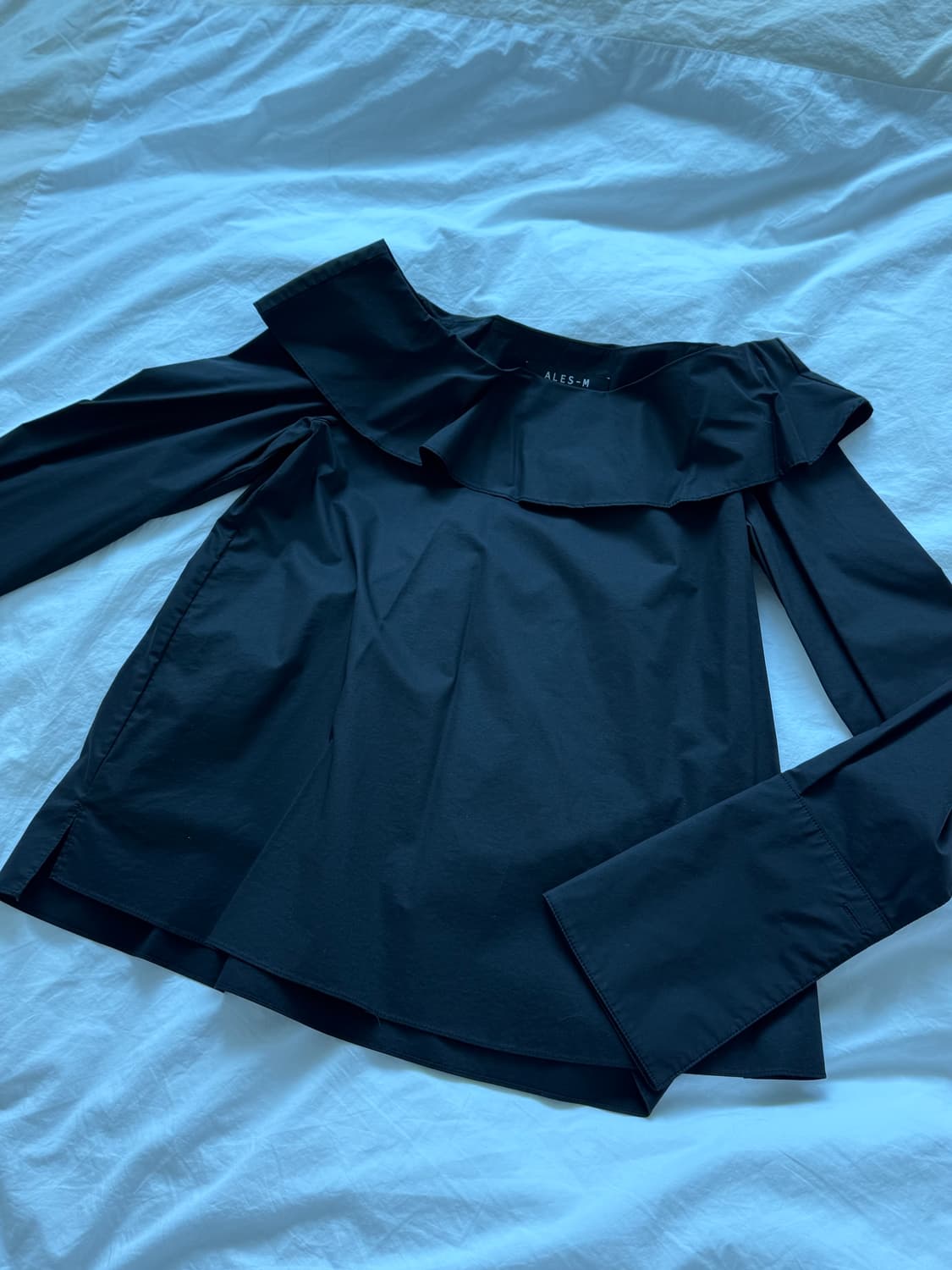 아레스엠 블랙 오프숄더 셔츠 상품이미지4