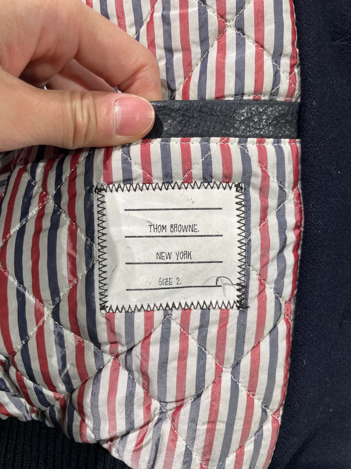 톰브라운 다크 네이비 금장 울 바시티 자켓 상품이미지8