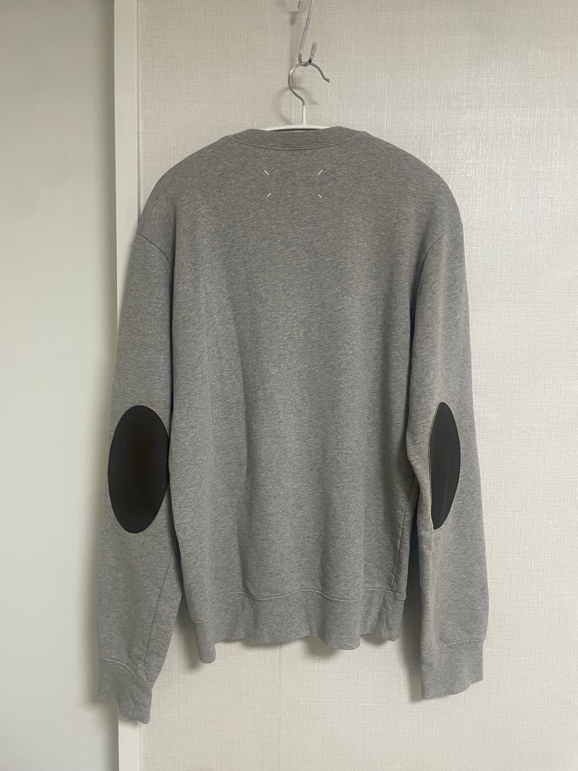 메종 마르지엘라 엘보우 패치 맨투맨 상품이미지1