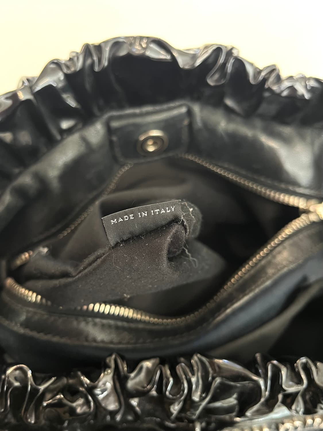 미우미우 페이던트 레더 토트백 상품이미지8