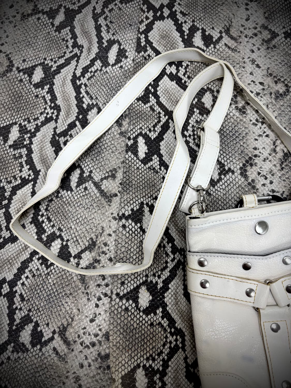 “OLCI” Buckle Detail White Bag  상품이미지3