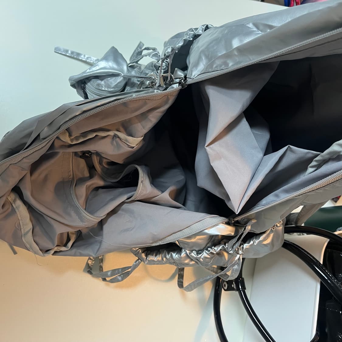 실버 색상의 백팩입니다. 수납공간도 넉넉하고, 가볍게 들고 다니기 좋아요 상품이미지3