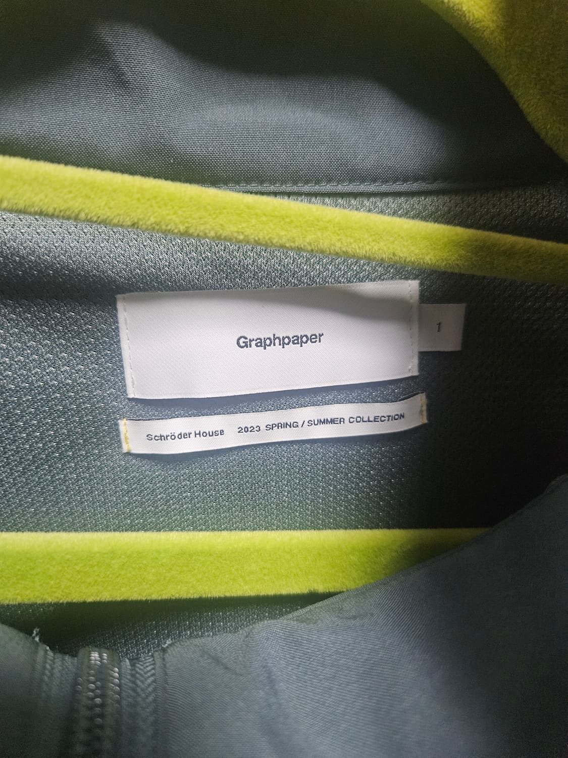 그라프페이퍼 하이넥 카라집업 모스그린 팝니다. 상품이미지3