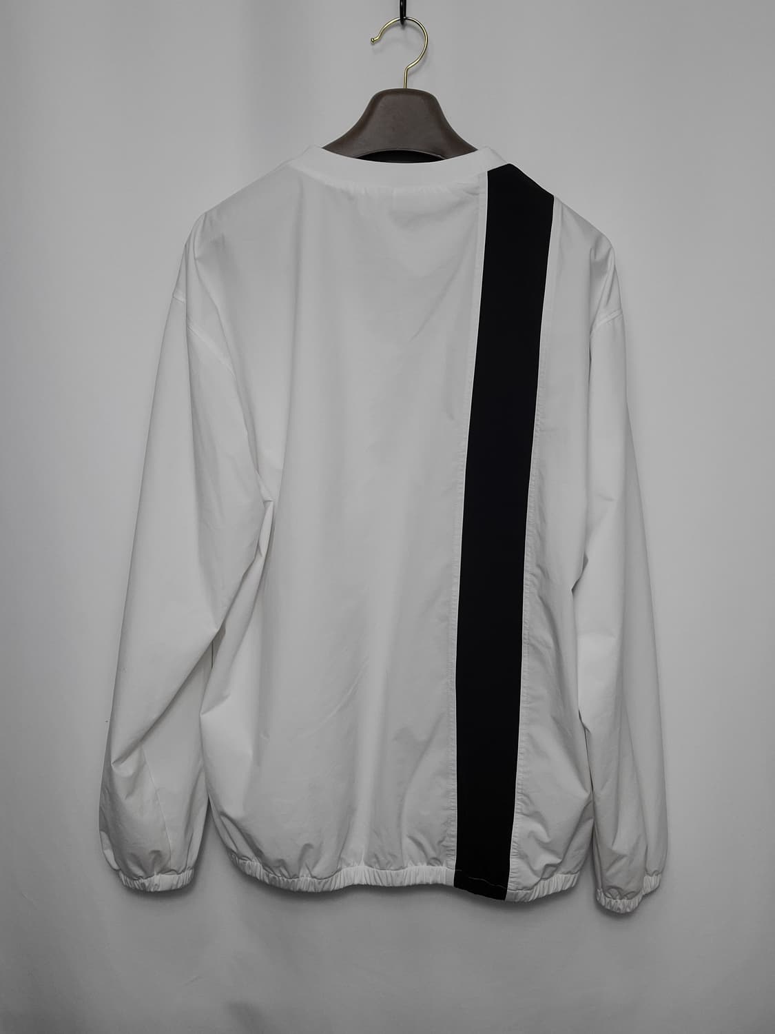 스트릿 레터링 바람막이 맨투맨 (화이트/블랙 스트랩) 상품이미지3