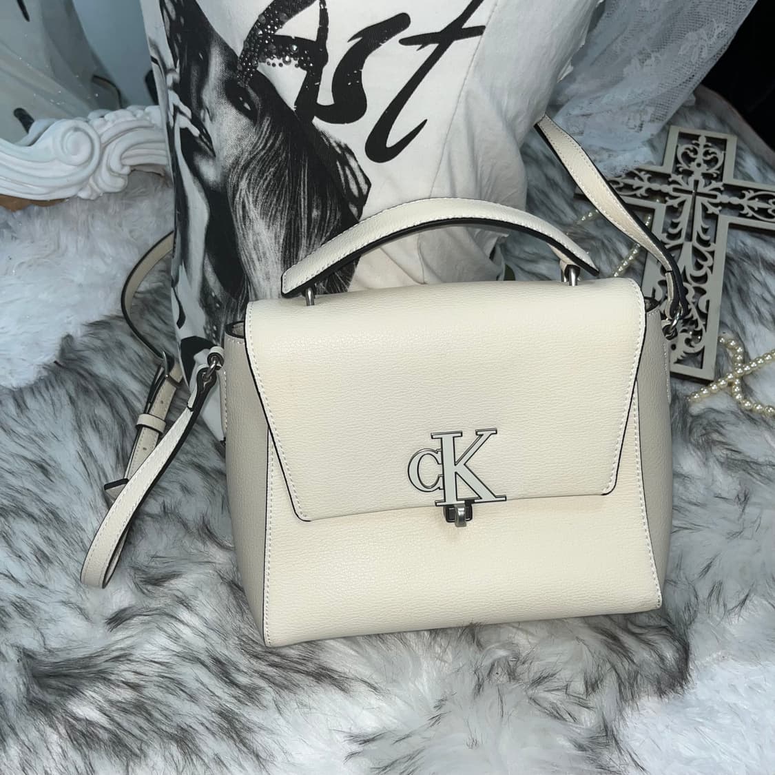 캘빈클라인 화이트 크로스백 상품이미지1