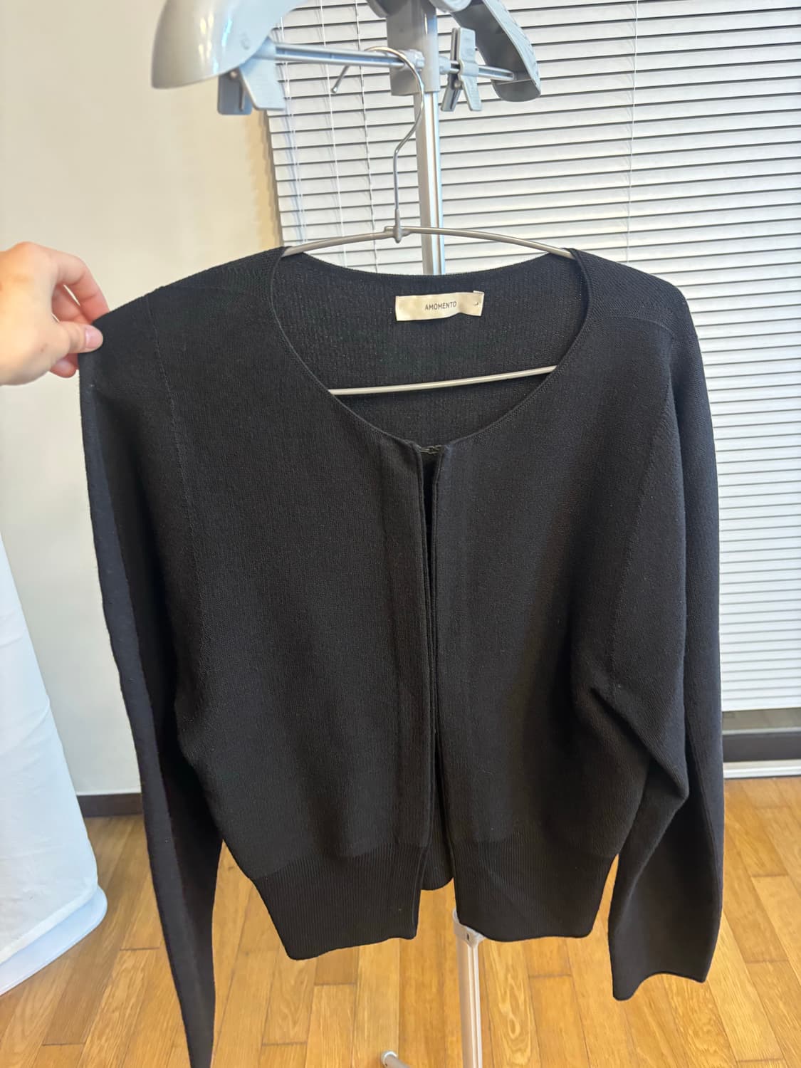아모멘토 홀가먼트 라운디드 가디건 블랙 상품이미지3
