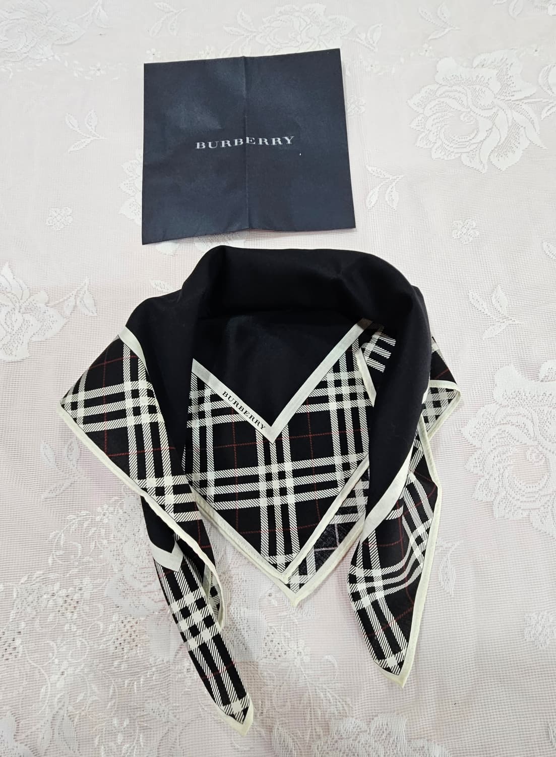 버버리 블랙 체크 손수건 스카프 상품이미지2