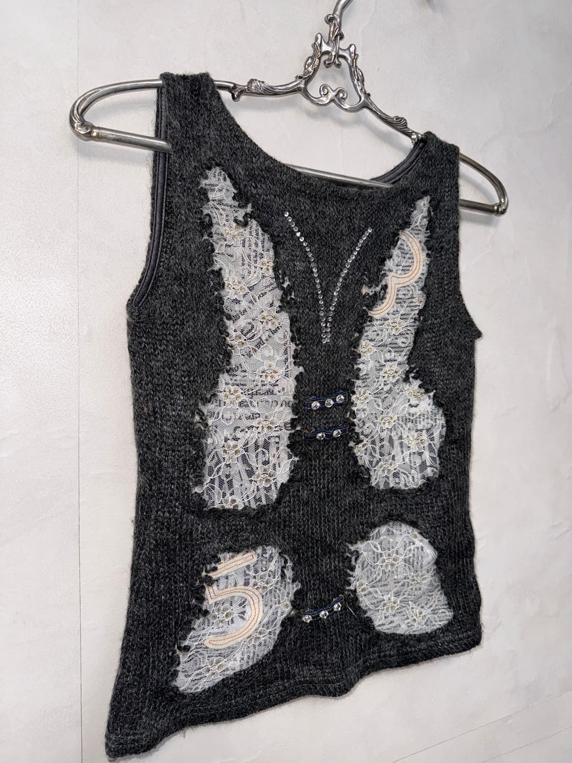 Charcoal grunge lace butterfly 슬리브리스 상품이미지2