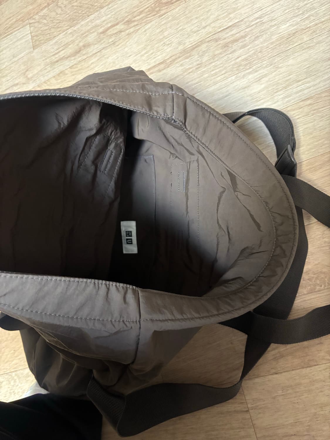 유니클로 U 롤백 다크브라운 가방 상품이미지3