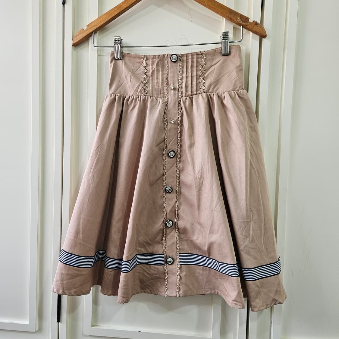 엑시즈팜(axes femme) 베이지 플레어 스커트 상품이미지1