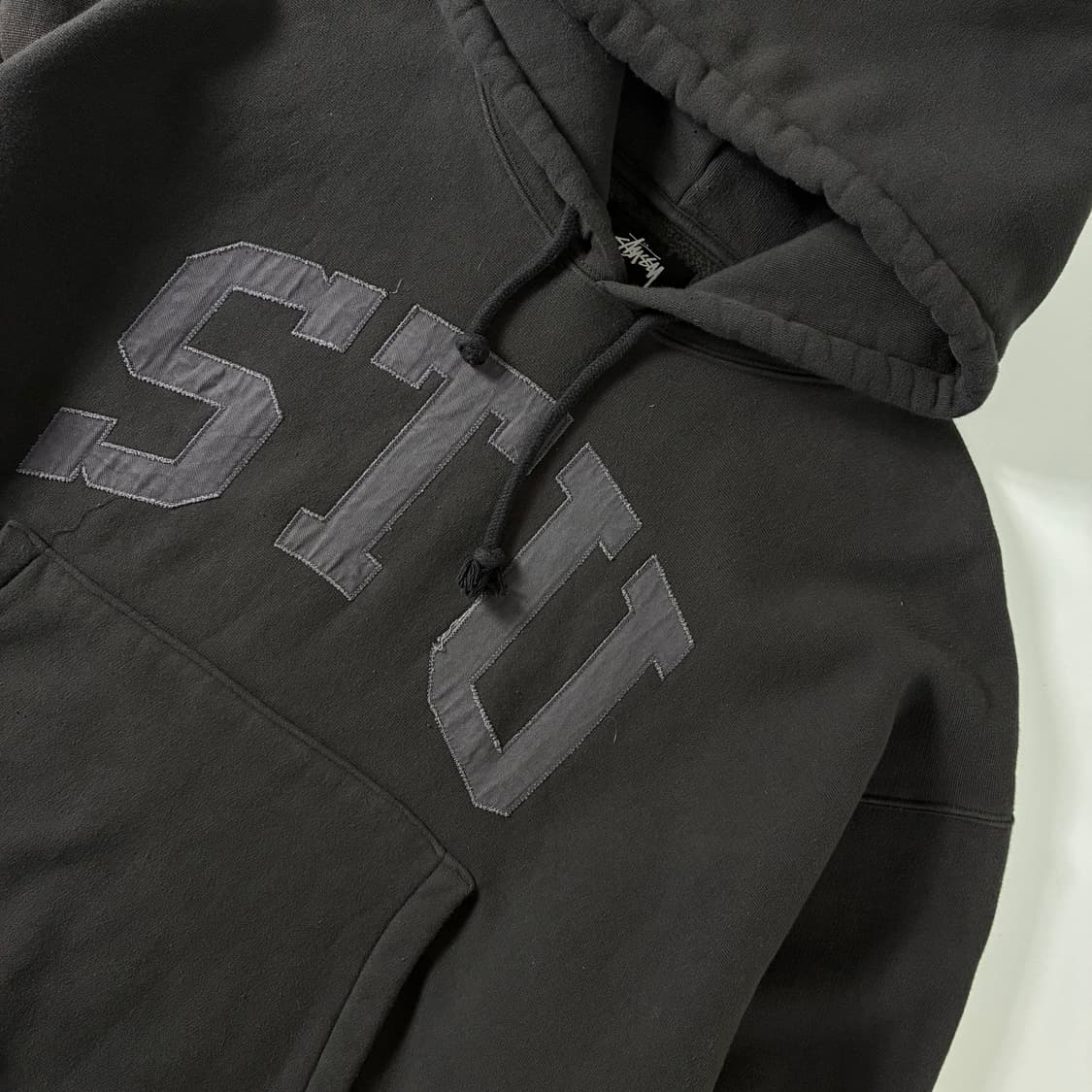 Stussy 스투시STU 스투 아플리케 피그다잉 후드티 상품이미지3