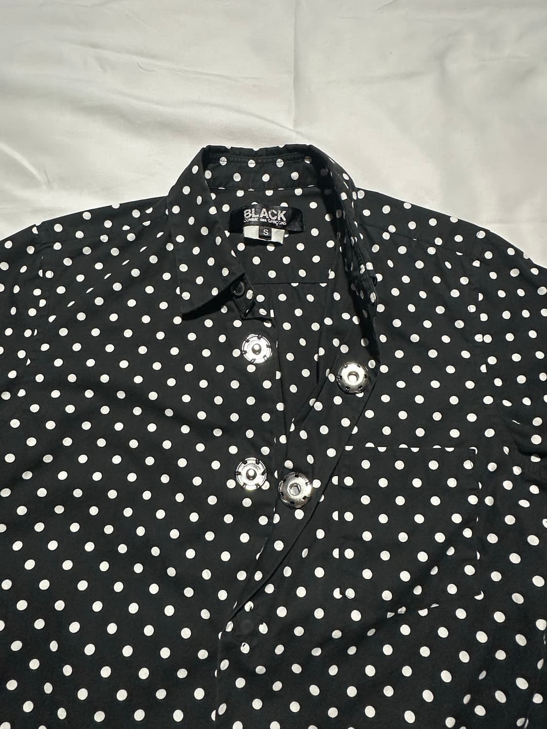 꼼데가르송 블랙 도트 빅버튼 셔츠 상품이미지3