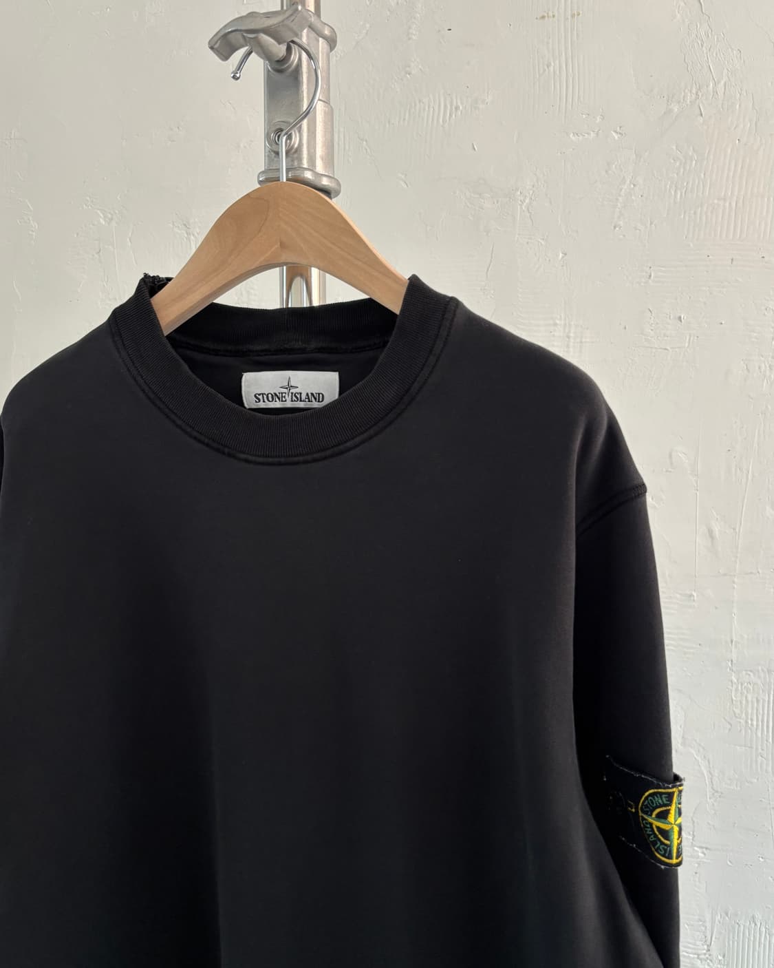 Stone Island 스톤아일랜드 블랙 컬러 와펜 숄더 디테일 맨투맨 상품이미지2