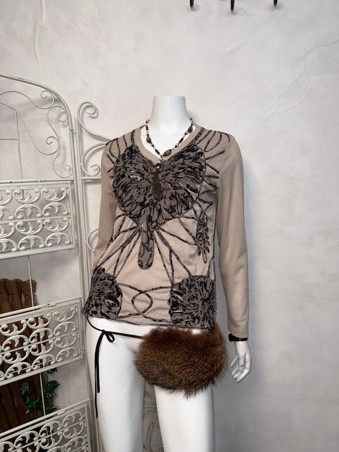 Beige grunge oriental knotted mesh 긴팔티 상품이미지5
