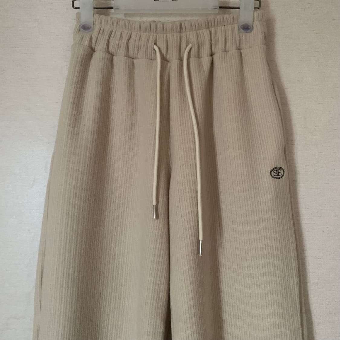 시엔느 심볼 니트 조거 팬츠 크림 상품이미지6