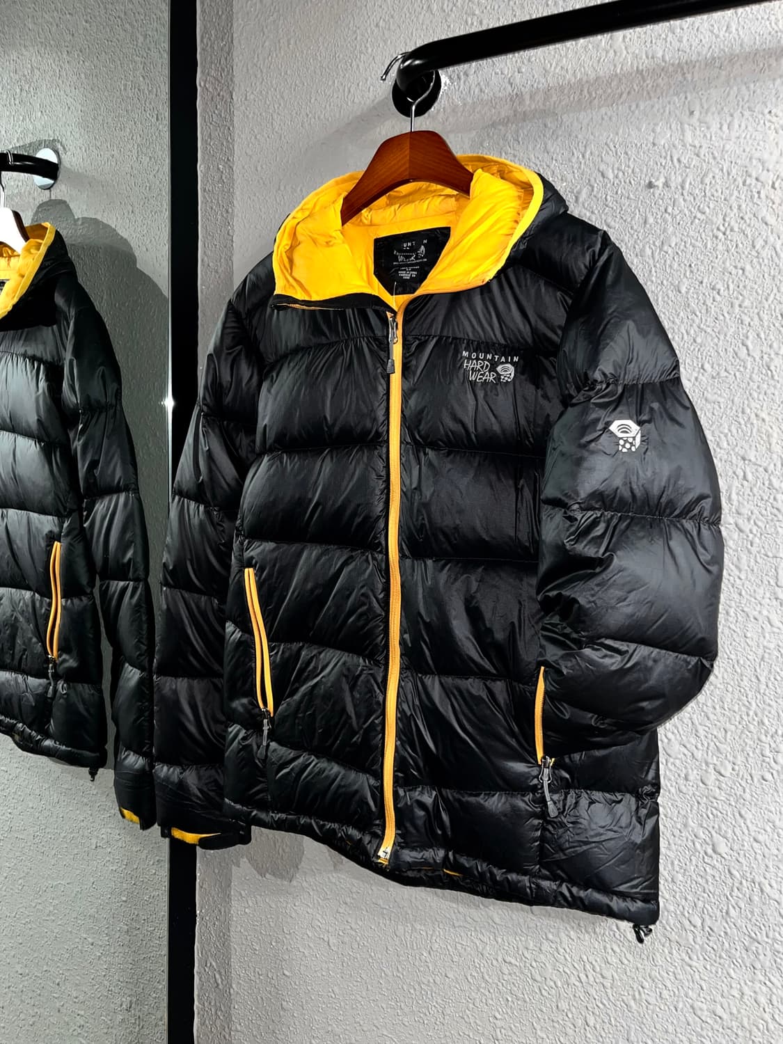 마운틴하드웨어 배색 패딩 상품이미지1