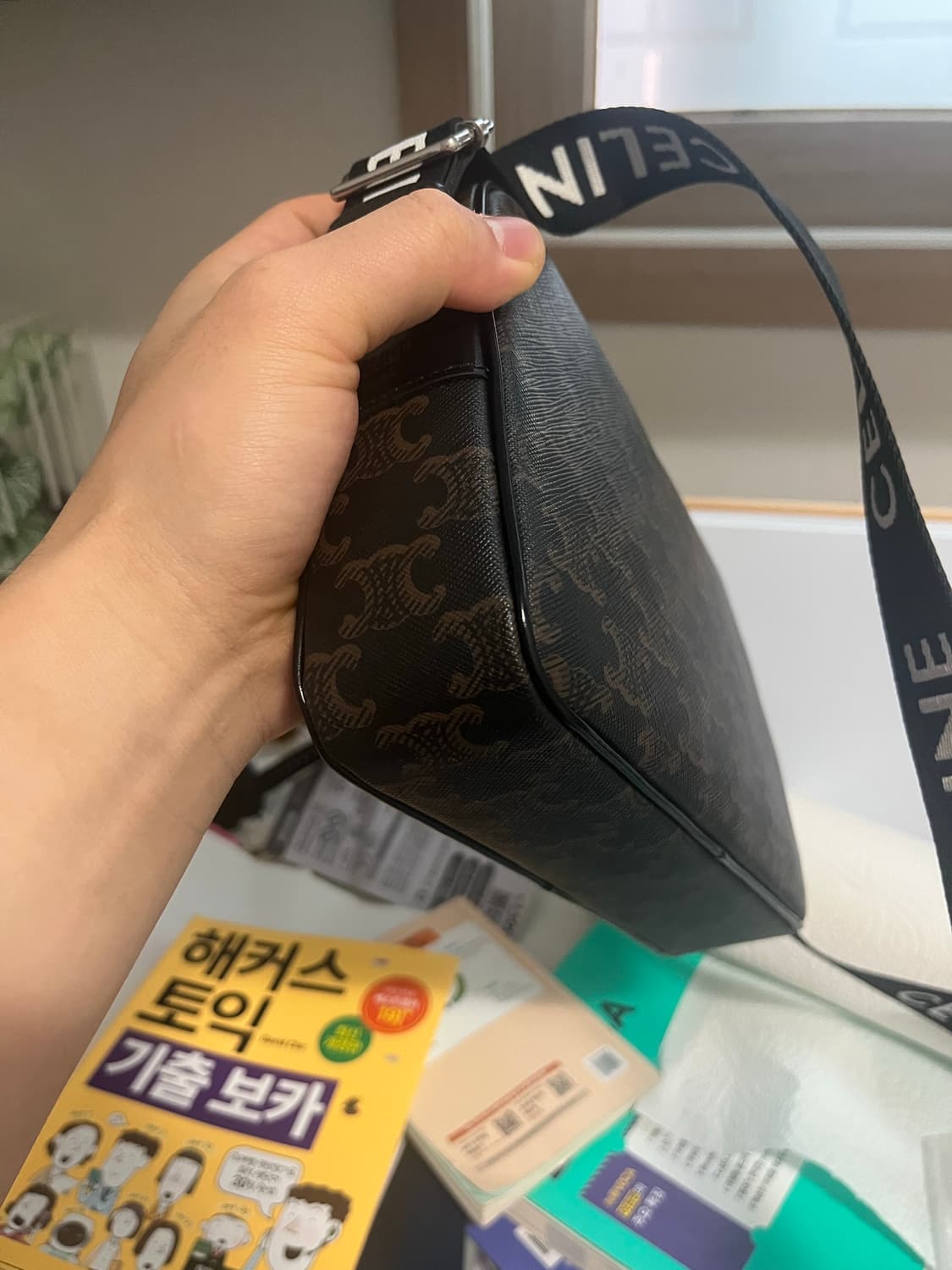 셀린느 트리옹프 캔버스 미디엄 메신저백 상품이미지4