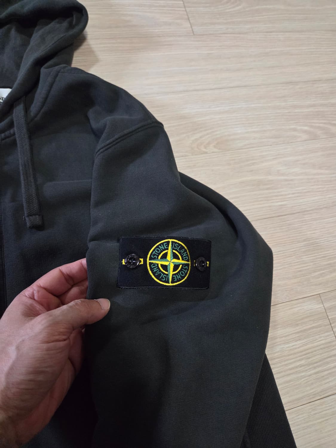 ​[24FW] 스톤아일랜드 가먼트다잉 후드 집업 (다크그레이) 상품이미지4