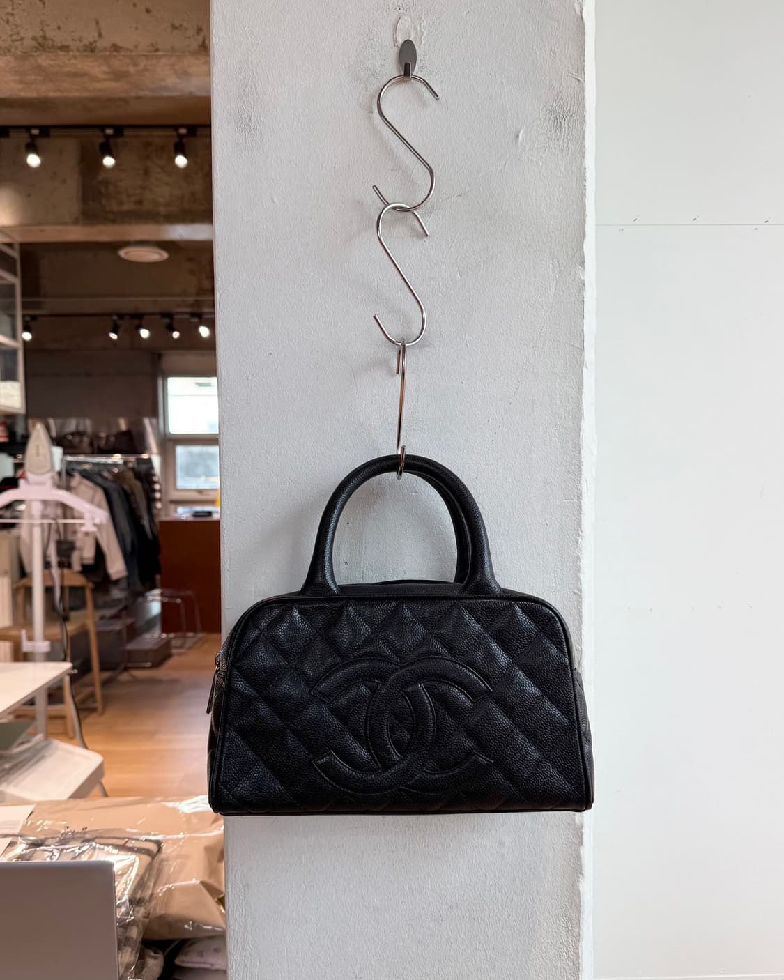 샤넬 블랙 캐비어 볼러백  상품이미지2