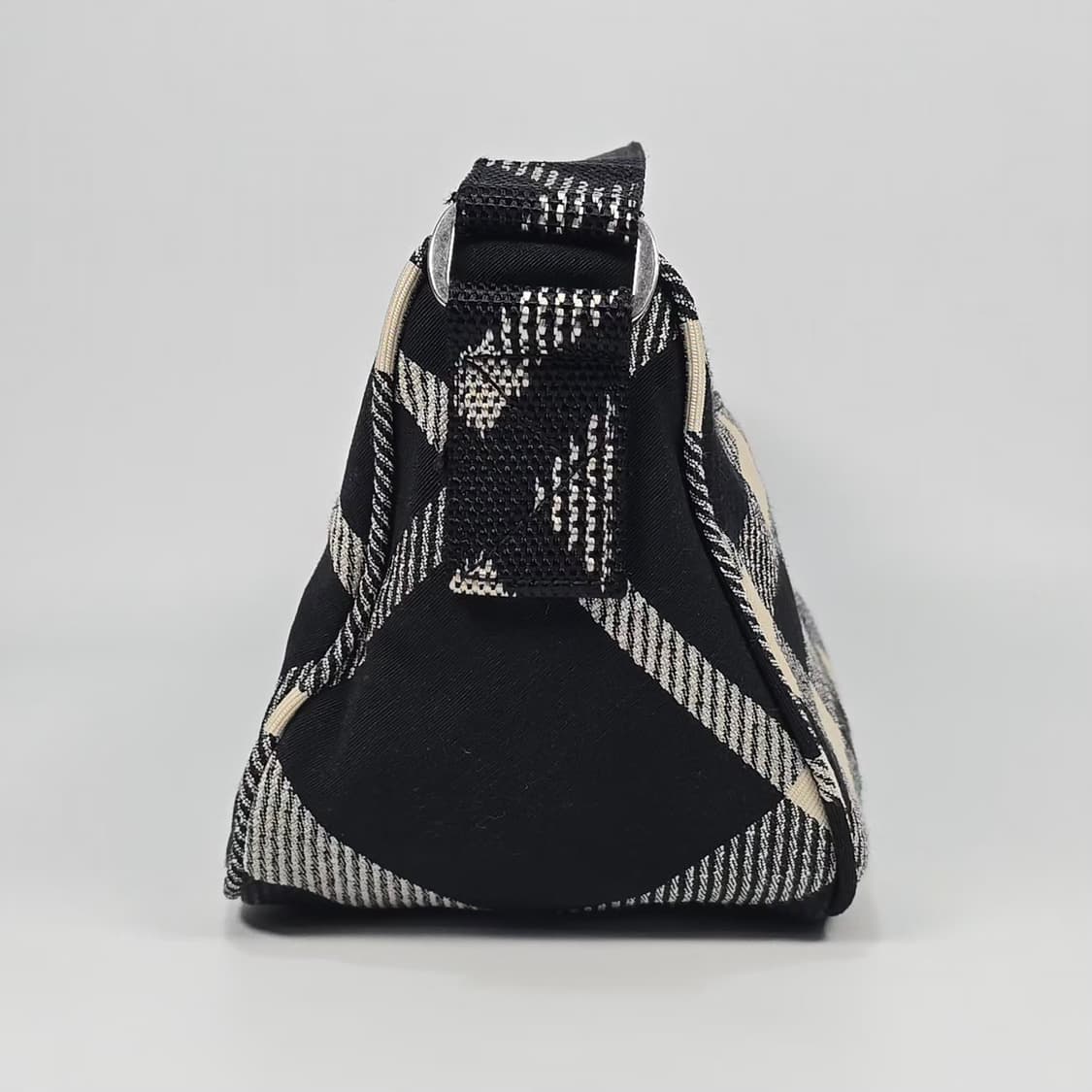 버버리 쉴드 체크 스몰 크로스백 상품이미지4