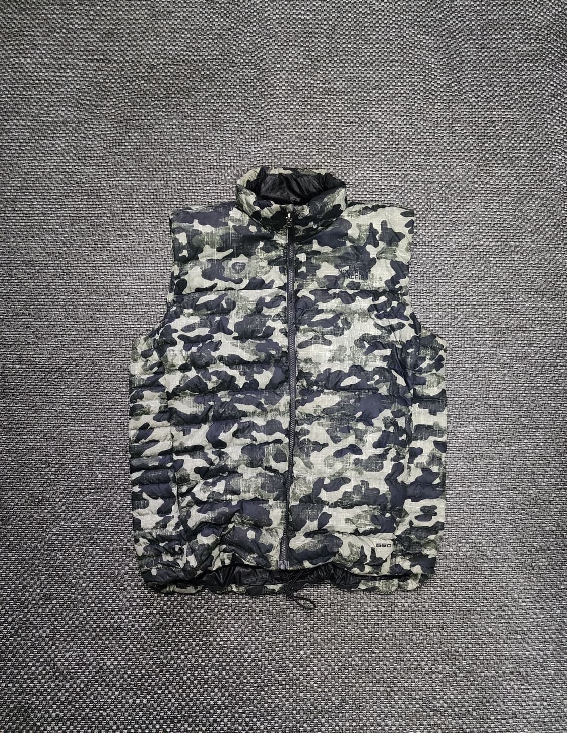 노스페이스 550 구스다운 패딩 조끼 카모 M사이즈 상품이미지1
