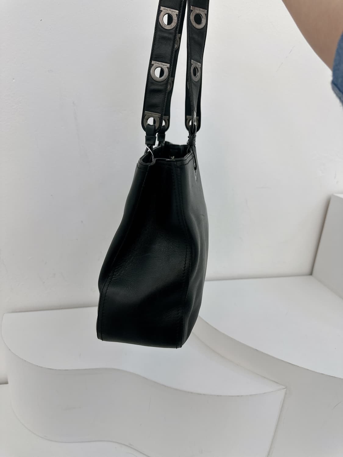 페레가모 간치니체인 디테일 숄더백 상품이미지4