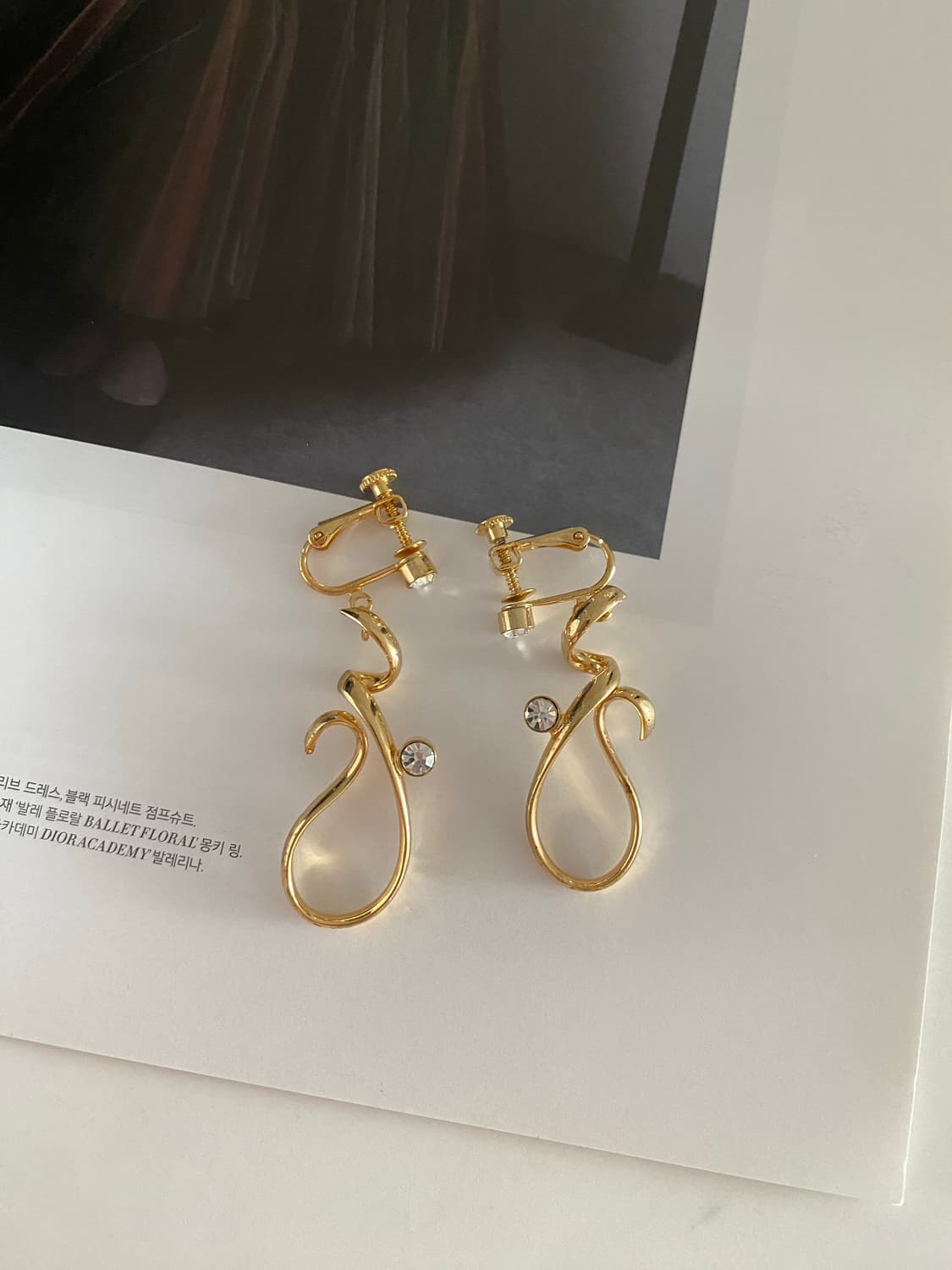 골드톤 웨이브 귀찌형 귀걸이 상품이미지1