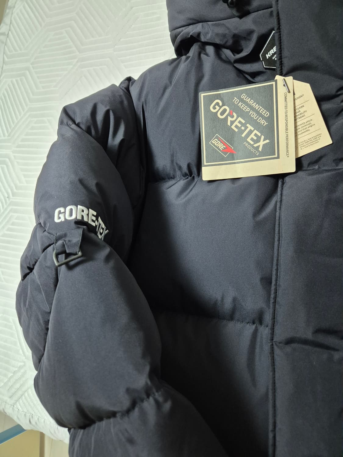 24fw. 슈프림 고어텍스 900필 다운패딩 블랙 M 상품이미지3