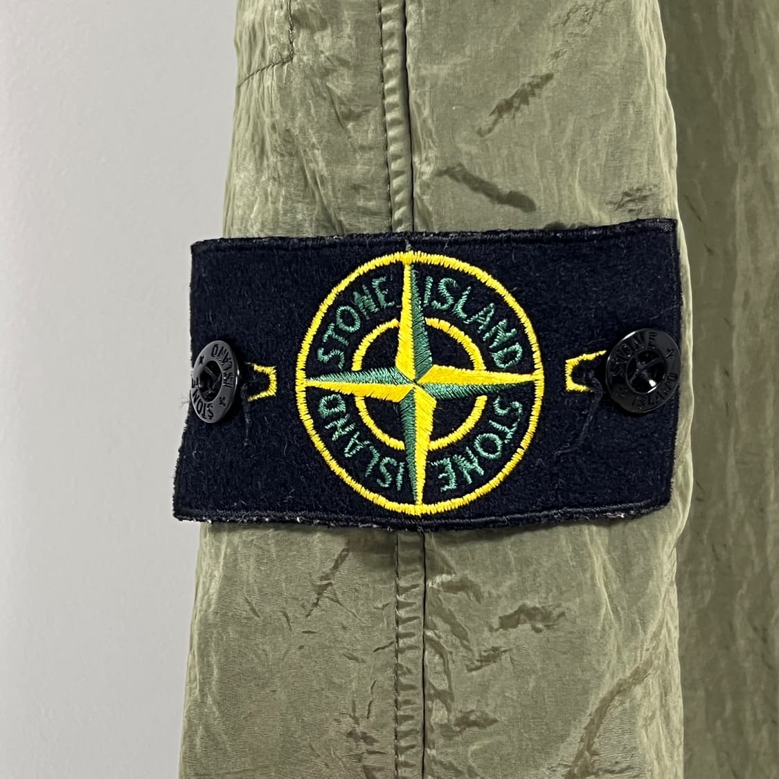 스톤아일랜드 18FW 와펜 나일론 메탈 팬츠 올리브 상품이미지8