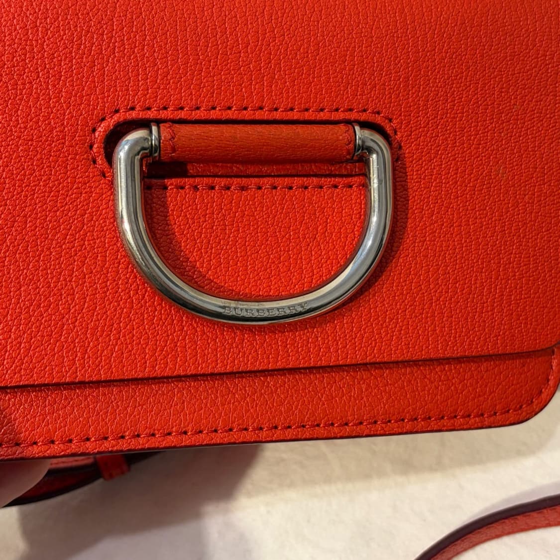 버버리 D링 미니 가죽 크로스백 가방 상품이미지2