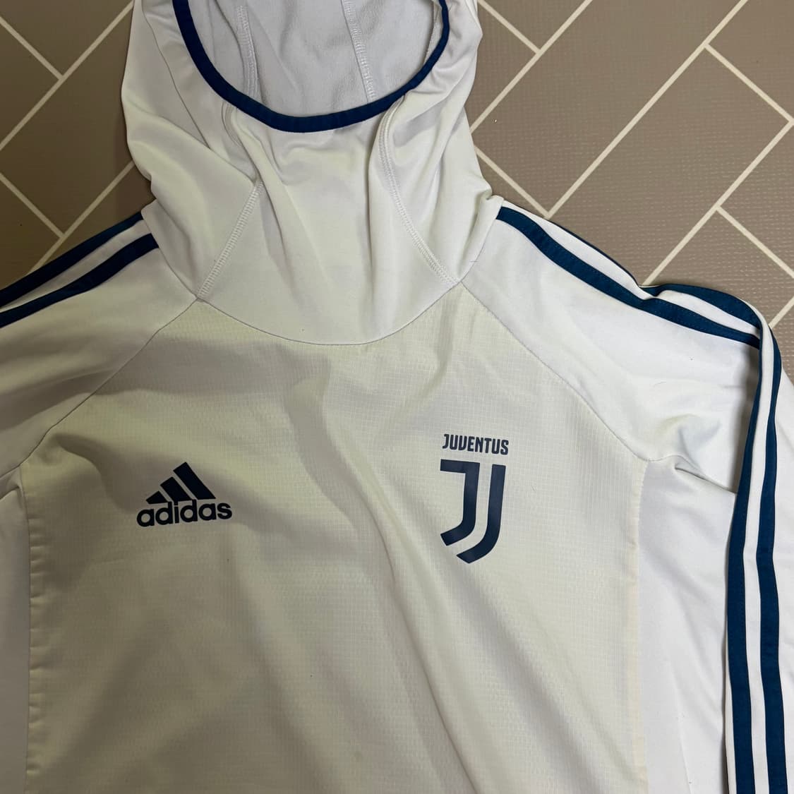 아디다스 유벤투스 풋볼 후드티 상품이미지4