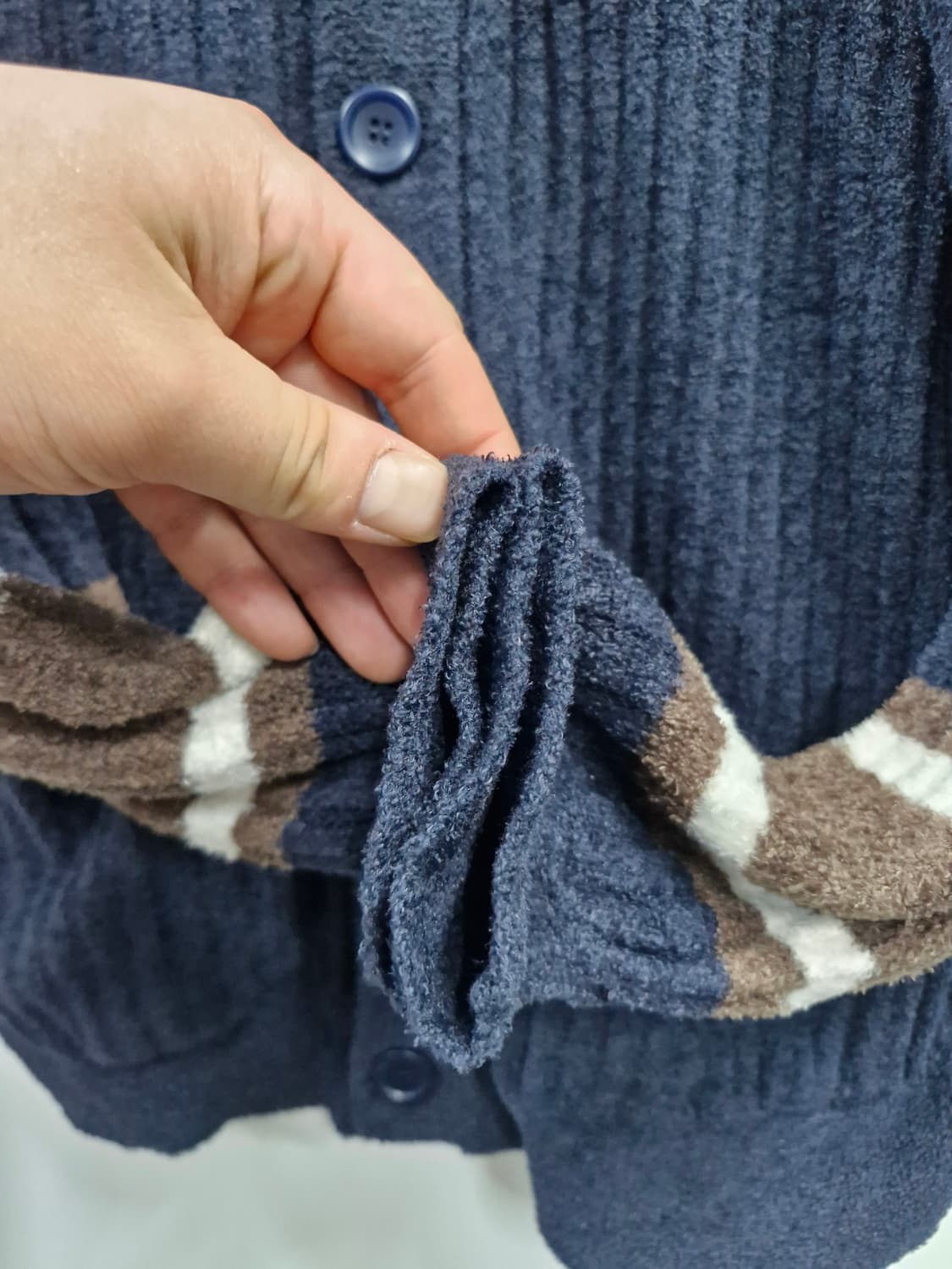 100L 젤라또피케 남성 소매 배색 가디건 네이비. 상품이미지4