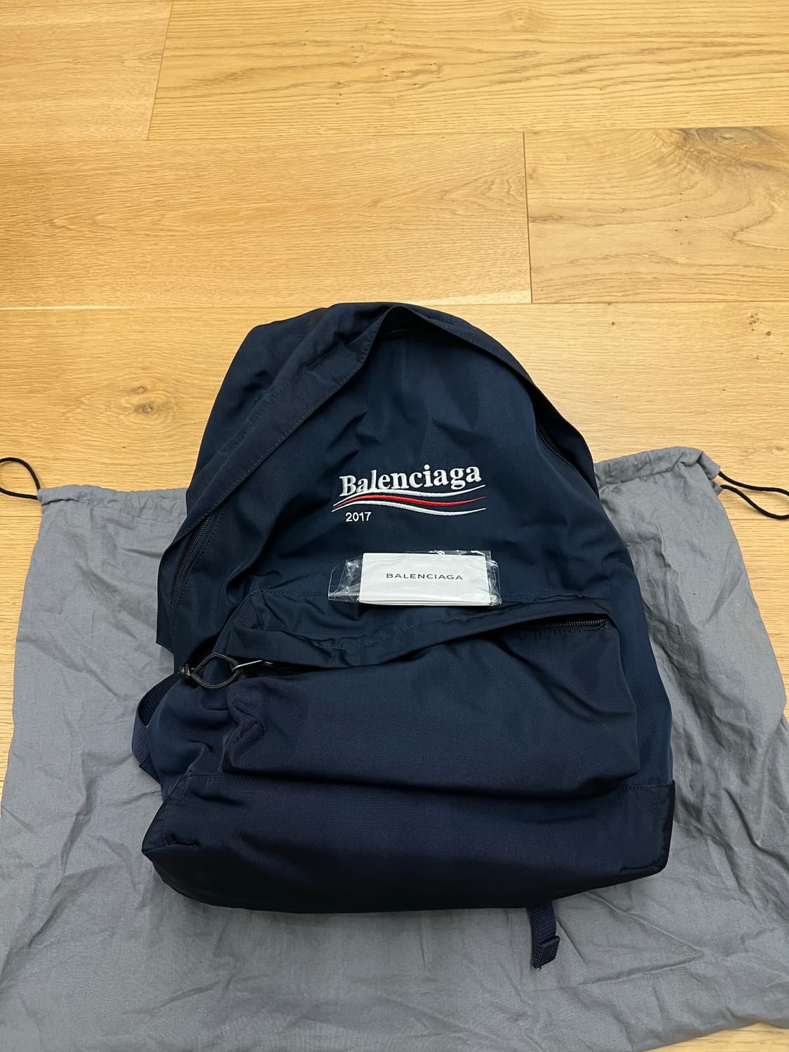 발렌시아가 웨이브로고 백팩 네이비 상품이미지1