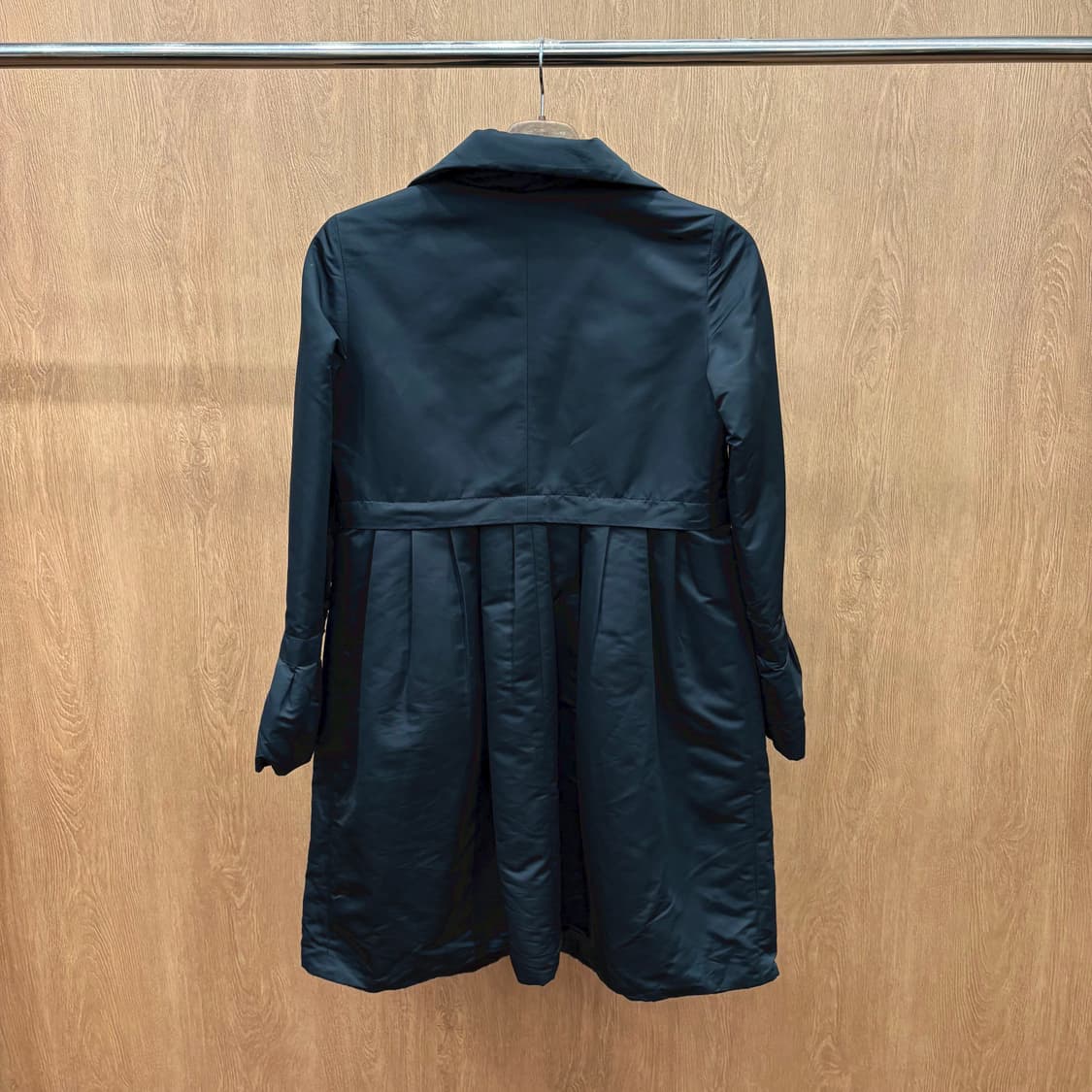 아르마니 꼴레지오니 새틴 나일론 퍼프 코트 플리츠 주름 디테일 블랙 상품이미지3