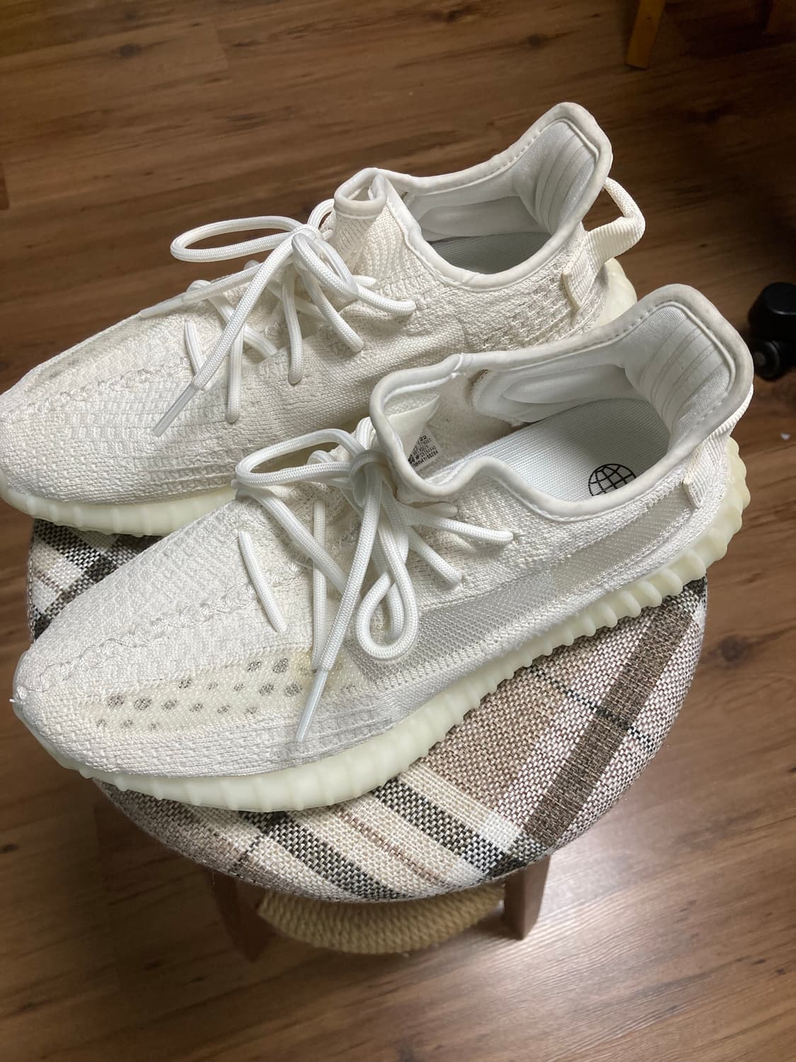 아디다스 이지부스트 350V2 크림화이트 상품이미지1