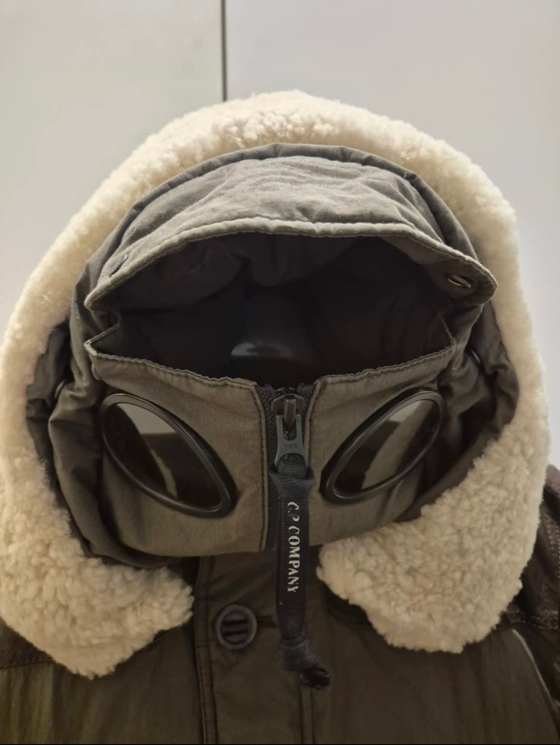 C.P 컴퍼니 고글 후드 패딩 자켓 105 상품이미지3