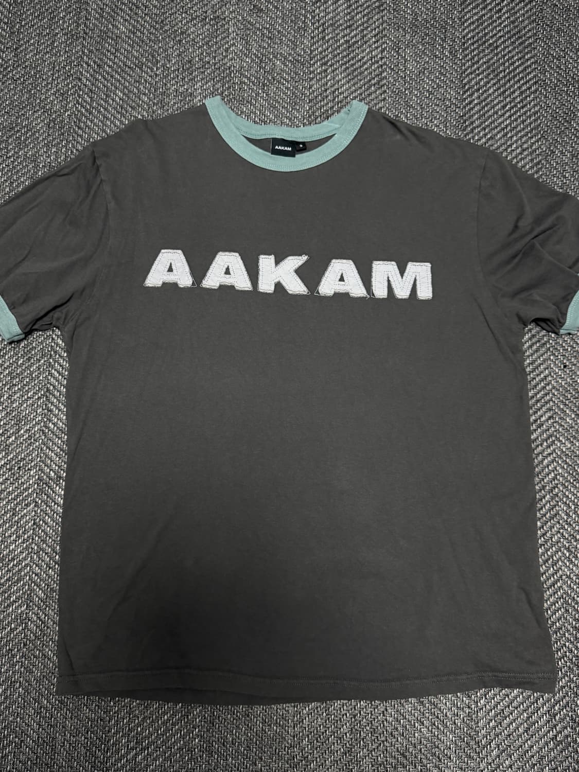 아캄 Logo Patch Ringer Top (Dark Gray)  상품이미지1