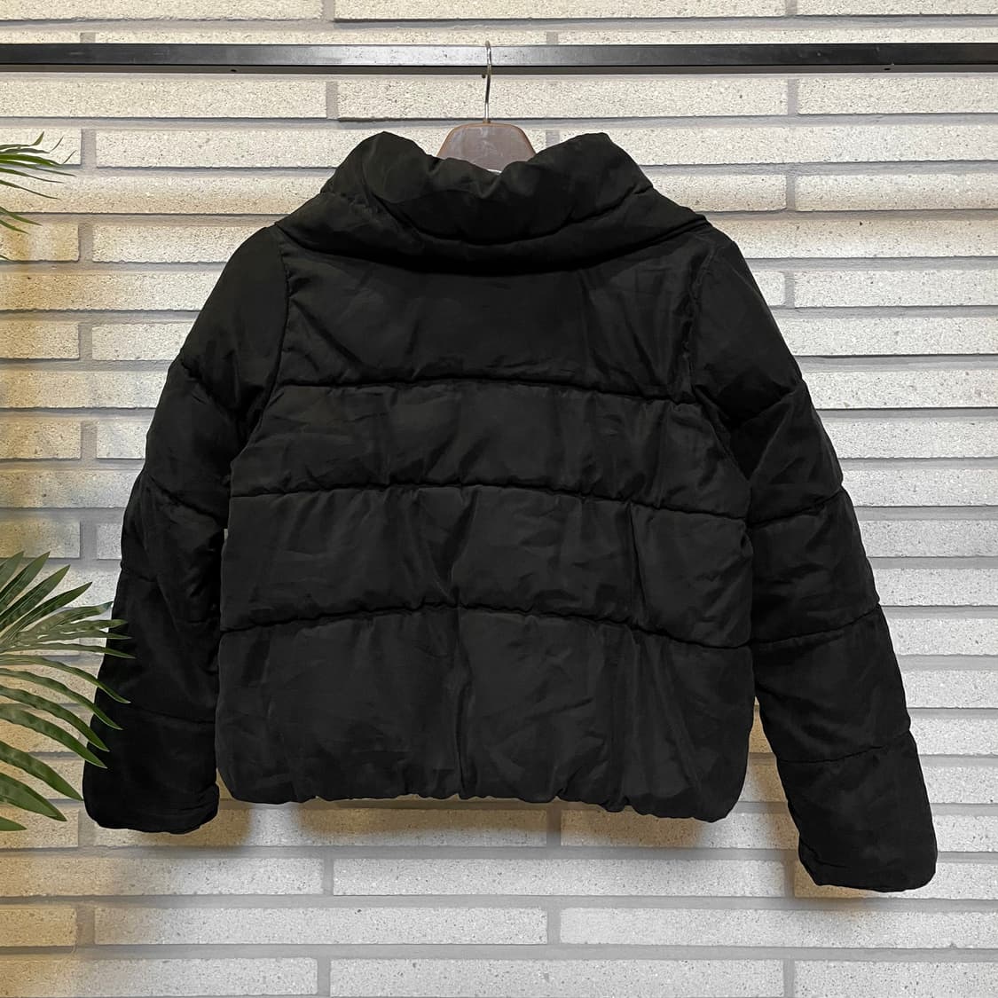 JPN VINTAGE 숏패딩 볼륨카라 셔링 쓰리버튼 디테일 블랙 상품이미지3