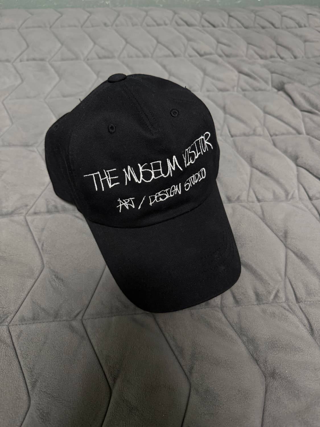 더뮤지엄비지터 아트 디자인 블랙 볼캡 상품이미지1