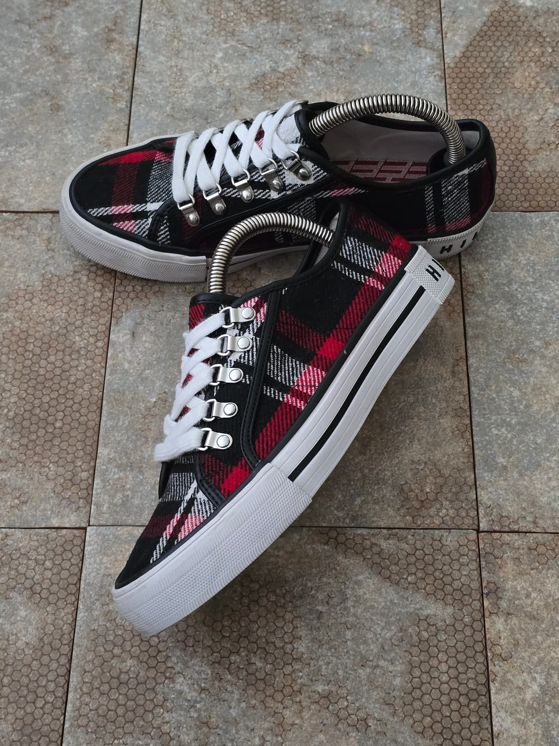 (230)타미힐피거 힐 체크 스니커즈 상품이미지3