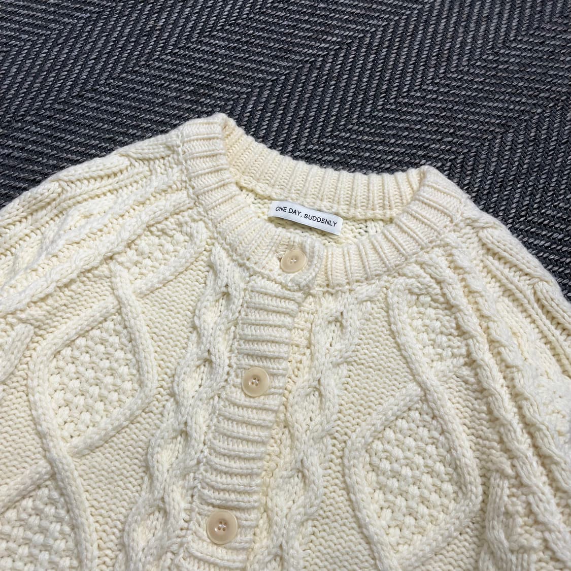 ONE DAY, SUDDENLY 아이보리 케이블 니트y 4572 상품이미지5