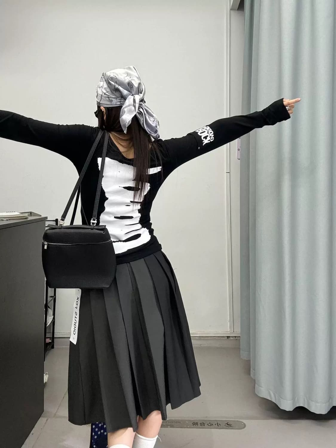 그래피티 슬림핏 오프숄더 긴팔 티셔츠 상품이미지3