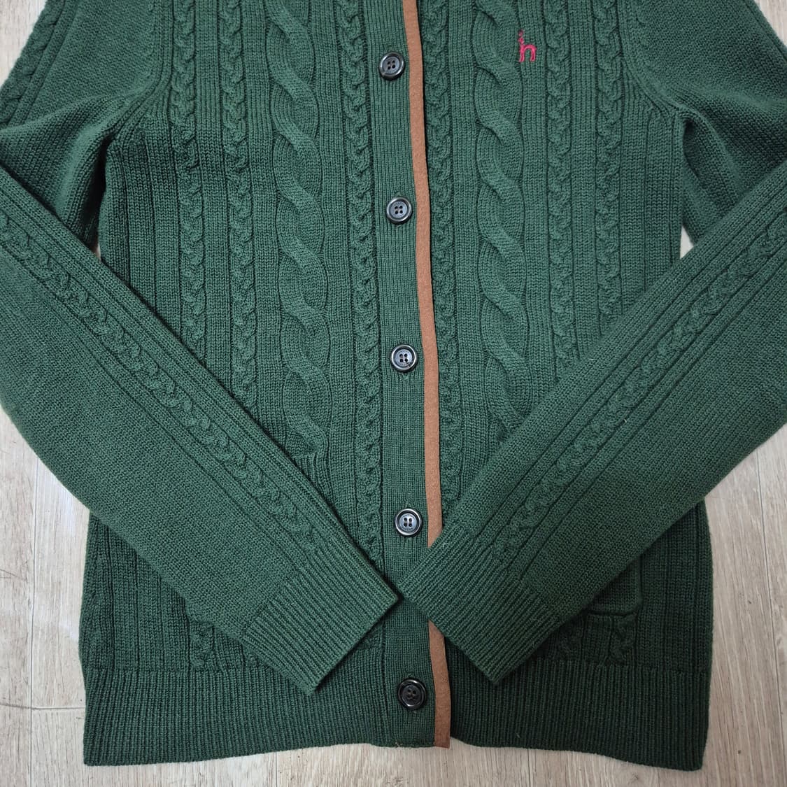 헤지스 로고 넥버클 꽈배기 니트 가디건 상품이미지3