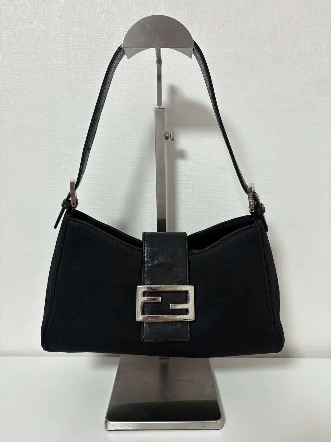 펜디 나일론 반달 바게트백 상품이미지1