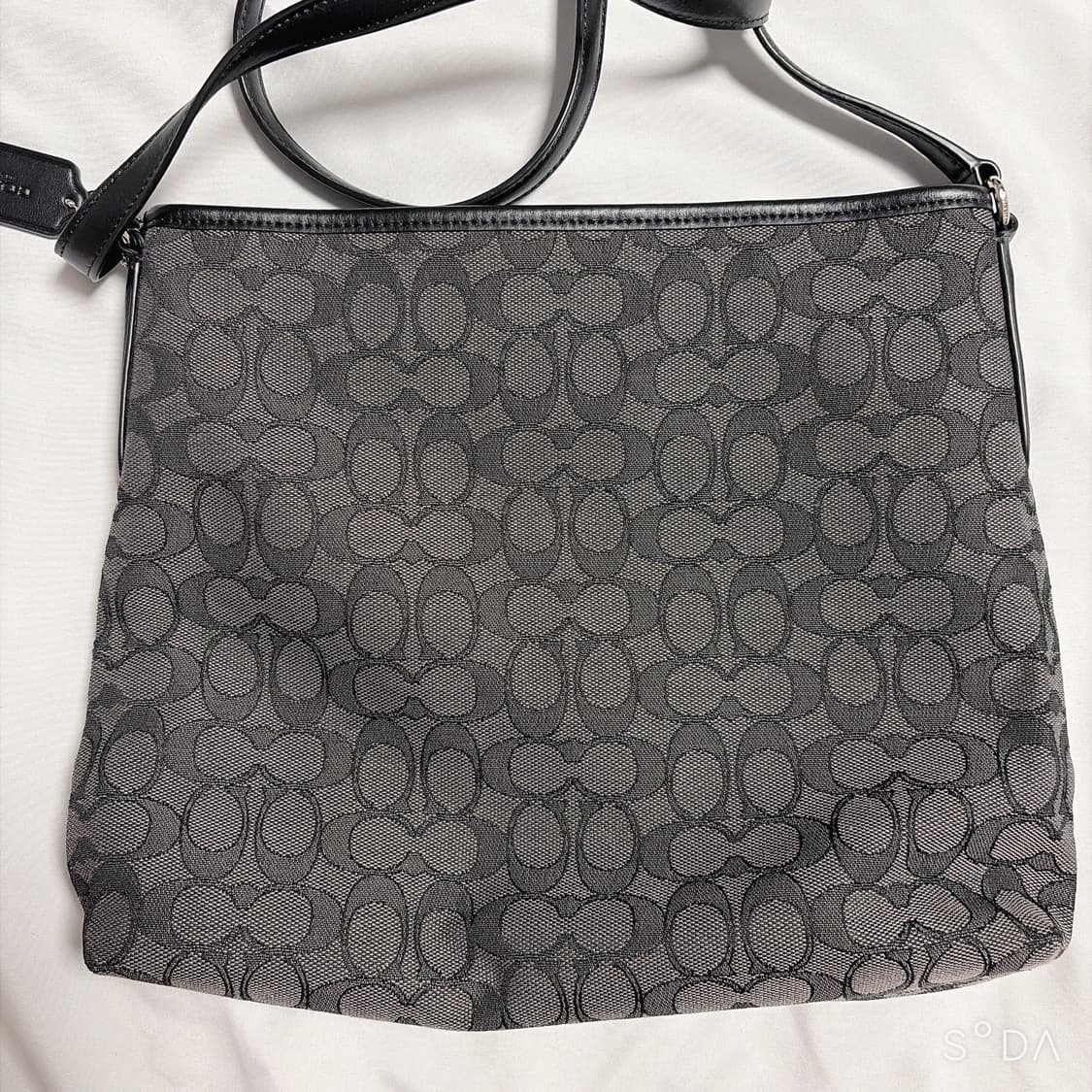 코치 시그니처 블랙 크로스백 상품이미지2