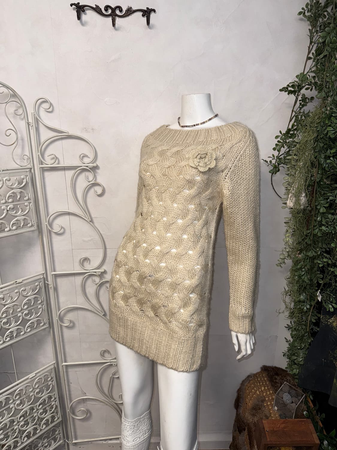 Beige flower corsage twist knit ops 상품이미지2