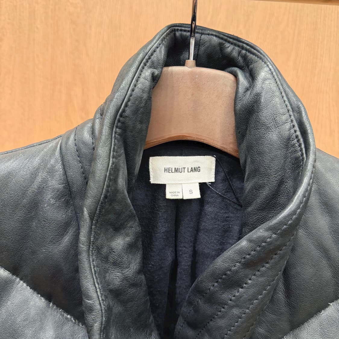 헬무트랭 하이넥 레더 다운 자켓 쉐브론 퀄팅 슬리브 지퍼 디테일 블랙 상품이미지6