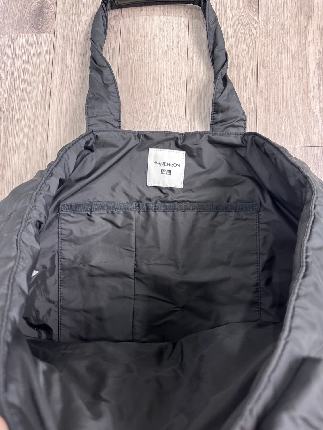 jw앤더슨 유니클로 패디드 토트백 상품이미지4